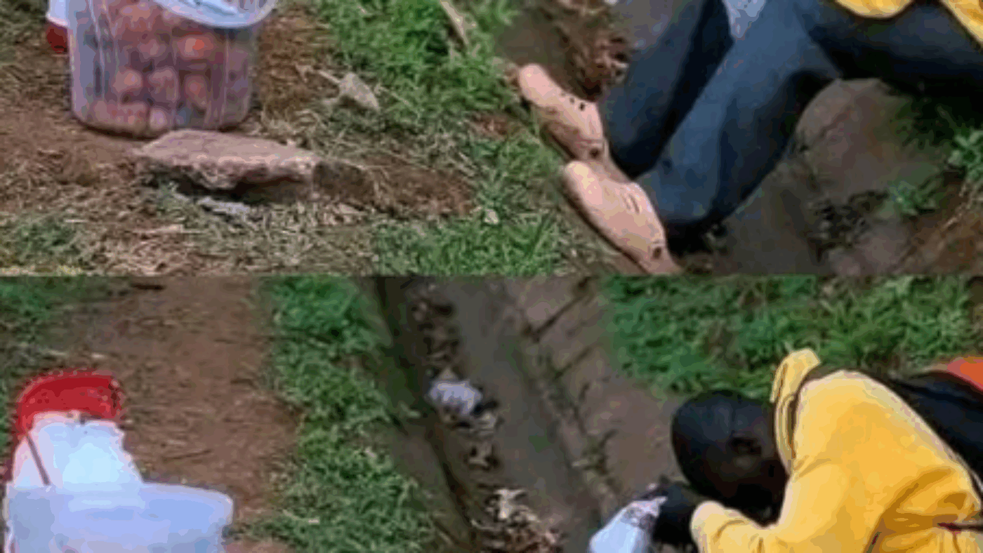 Muž ponúka na predaj drobnosti, aby si zachoval dôstojnosť a nepodľahol žobraniu.